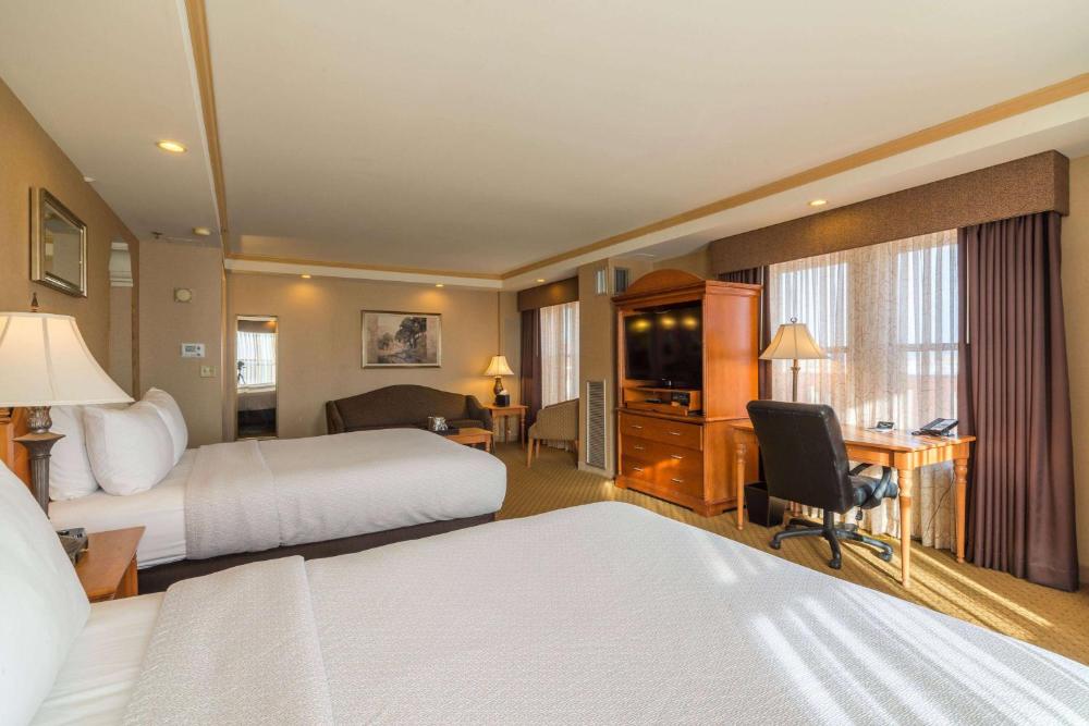 Deluxe Queen Room with Two Queen Beds - Non-Smoking interior